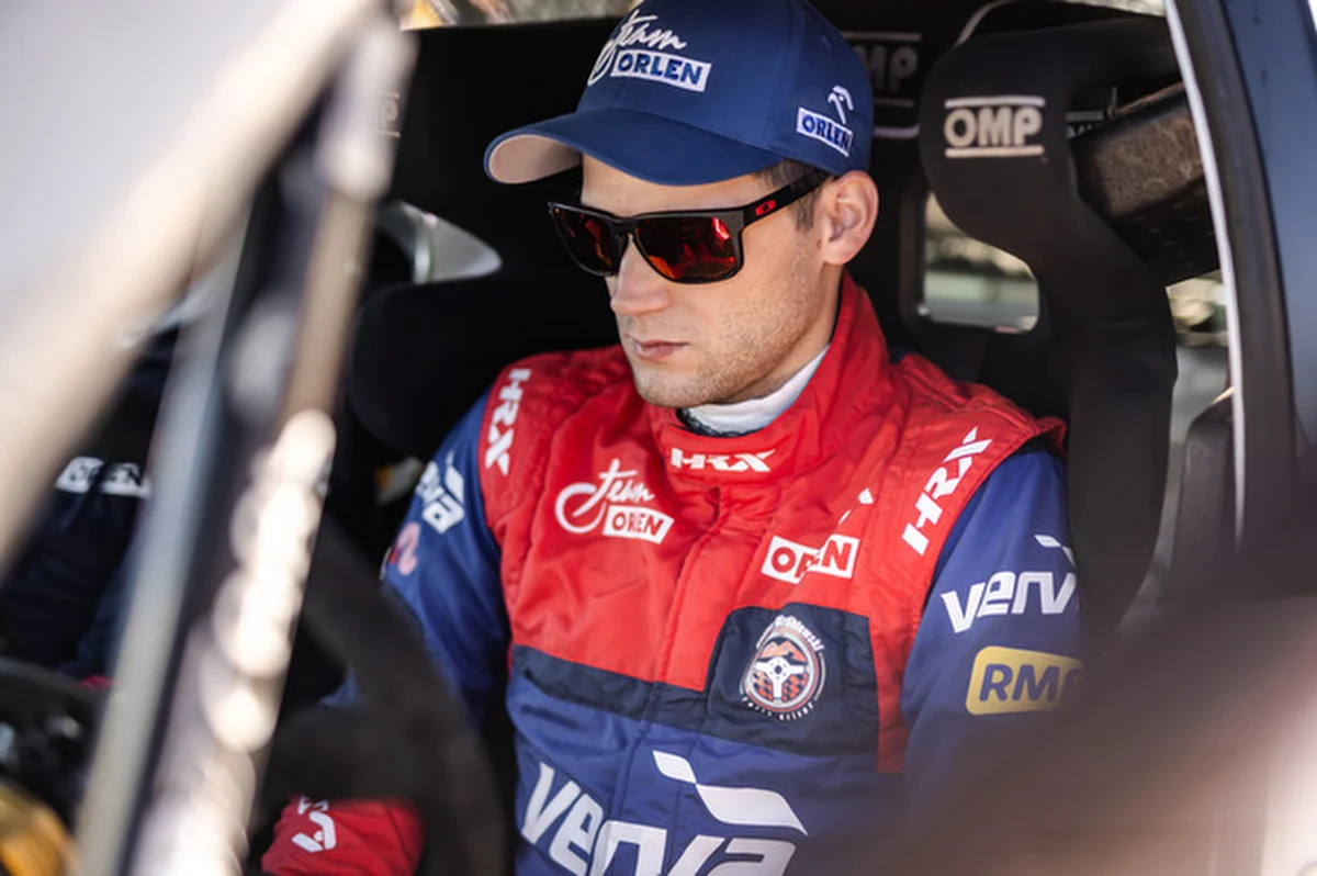 Już w sobotę rozpocznie się 3. runda Rajdowych Samochodowych Mistrzostw Polski. Kierowcy tym razem będą rywalizować w okolicach Puław w Rajdzie Nadwiślańskim. Na starcie stanie blisko 70 załóg w tym cała krajowa czołówka. O punkty mistrzostw kraju powalczy również Kacper Wróblewski razem ze swoim pilotem Jakubem Wróblem. Załoga Orlen Teamu w klasyfikacji generalnej RSMP zajmuje 7. miejsce. "Wkraczamy w taką część sezony, gdzie rajdy będą sprinterskie" - zaznacza Kacper Wróblewski z którym przed starem Rajdu Nadwiślańskiego rozmawiał Wojciech Marczyk z redakcji sportowej RMF FM.