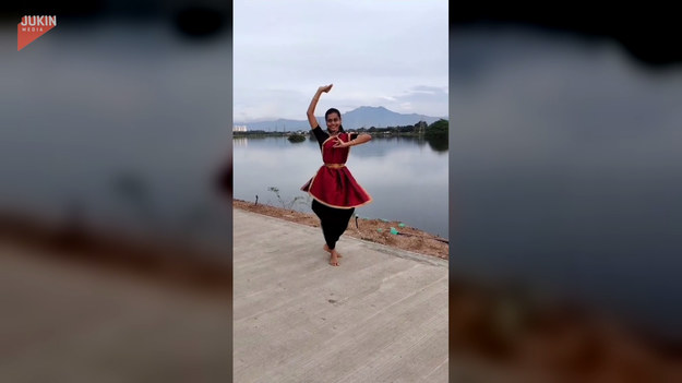 Bharatanatjam - to nazwa klasycznego hinduskiego tańca. Pewna kobieta postanowiła zaprezentować go światu. Liczący sobie aż 3000 lat taniec wykonała przy brzegu jeziora. Zobaczcie