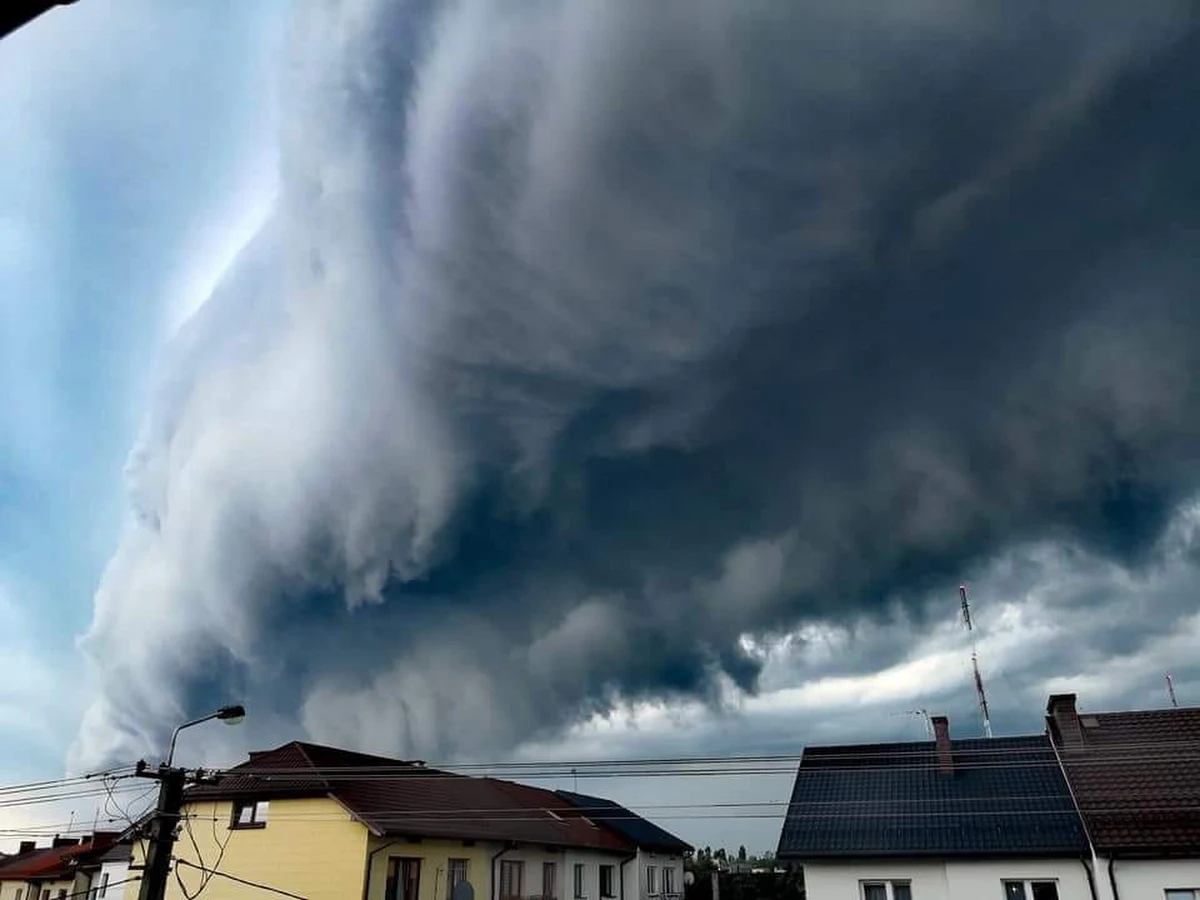 Przed nami ponownie bardzo niespokojne godziny w pogodzie. Instytut Meteorologii i Gospodarki Wodnej wystosował już ostrzeżenia przed upałami oraz burzami z gradem. Synoptycy twierdzą, że istnieje nawet prawdopodobieństwo utworzenie się trąb powietrznych.  Z kolei Rządowe Centrum Bezpieczeństwa rozesłało rano SMS-y. Alert RCB dotyczy siedmiu województw.