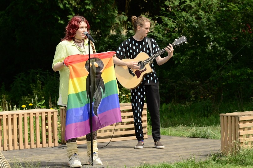 Pochodząca ze Słowacji wokalistka Karin Ann pod koniec swojego występu w "Pytaniu na Śniadanie" zdecydowała się wyciągnąć tęczową flagę i wesprzeć społeczność LGBTQ. Jej zachowanie spotkało się ze sporym odzewem. 