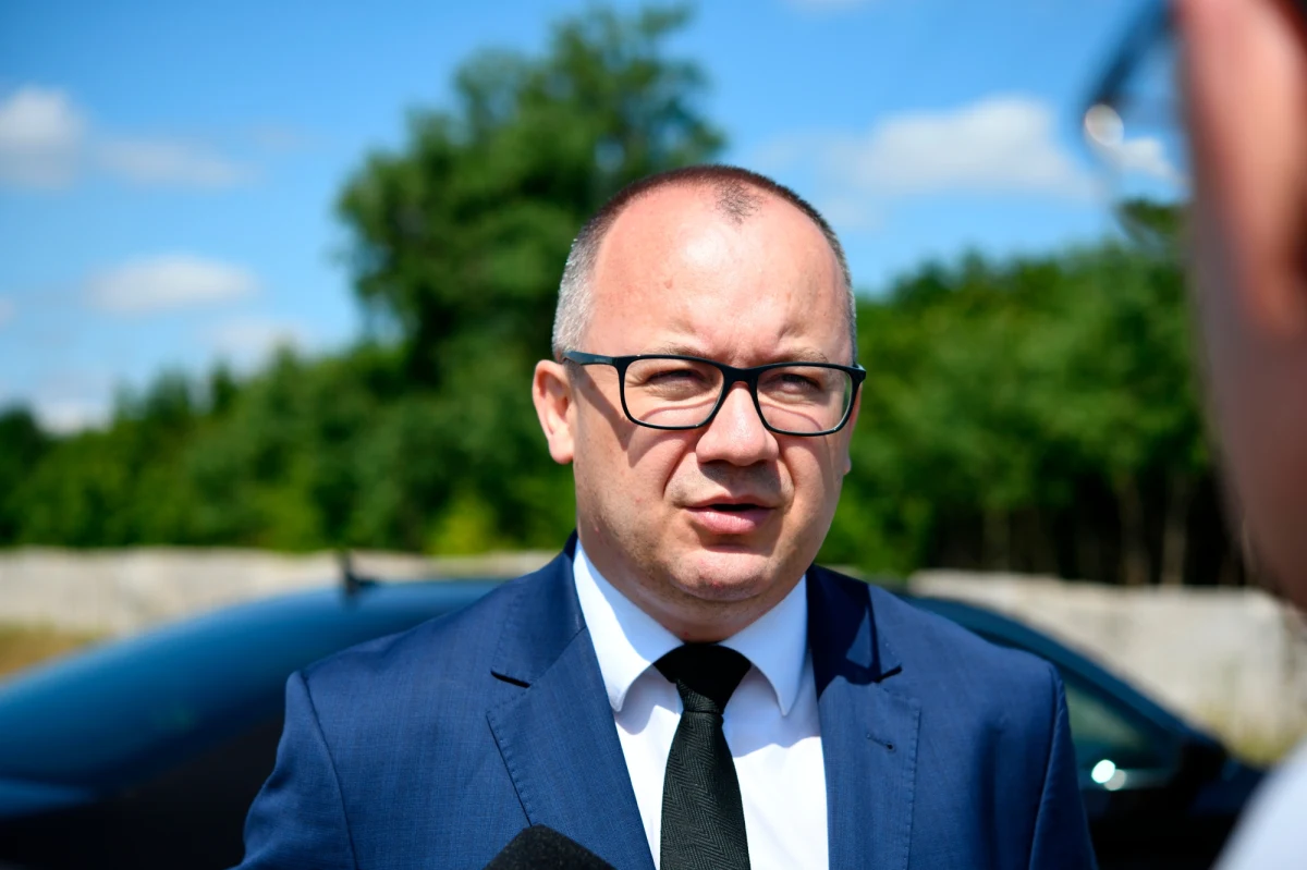 Rzecznik Praw Obywatelskich skarży Polskę do Komisji Europejskiej za niewykonanie unijnych dyrektyw. W przeddzień opuszczenia urzędu Adam Bodnar skierował do odpowiadającego za sprawiedliwość unijnego komisarza Didiera Reyndersa pismo wskazujące, że Polska nie dostosowała swojego prawa do wymagań UE dotyczących praw osób podejrzanych lub oskarżonych.