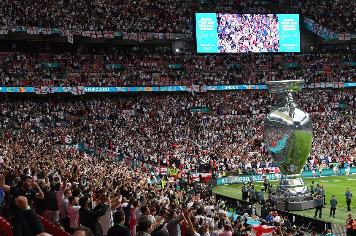 Na osoby, które w internecie znieważają piłkarzy z pobudek rasistowskich, będą nakładane zakazy stadionowe - zapowiedział brytyjski premier Boris Johnson. To reakcja na falę obelg w stronę trzech czarnoskórych reprezentantów Anglii po finale mistrzostw Europy.