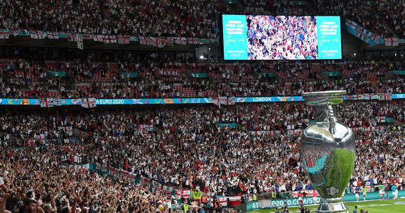 Na osoby, które w internecie znieważają piłkarzy z pobudek rasistowskich, będą nakładane zakazy stadionowe - zapowiedział brytyjski premier Boris Johnson. To reakcja na falę obelg w stronę trzech czarnoskórych reprezentantów Anglii po finale mistrzostw Europy.