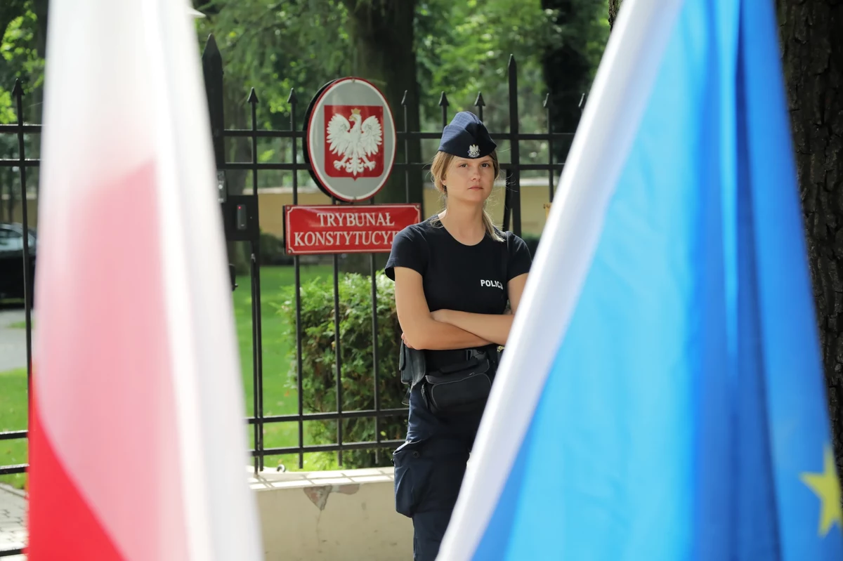 Trybunał Konstytucyjny orzekł, że przepis traktatu unijnego, na podstawie którego Trybunał Sprawiedliwości UE zobowiązuje państwa członkowskie do stosowania środków tymczasowych ws. sądownictwa, jest niezgodny z konstytucją. Godzinę wcześniej Trybunał Sprawiedliwości Unii Europejskiej zobowiązał Polskę do natychmiastowego zawieszenia stosowania przepisów krajowych odnoszących się do uprawnień Izby Dyscyplinarnej Sądu Najwyższego.