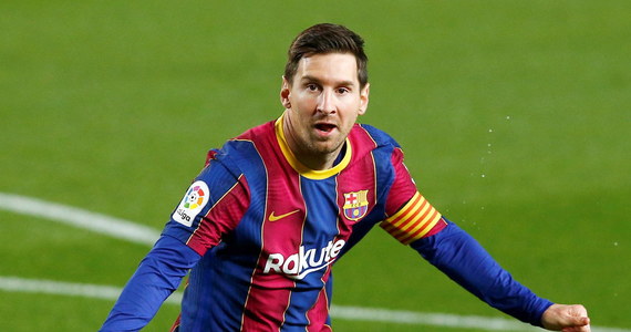 Argentyńczyk Lionel Messi ma zamiar przedłużyć swój kontrakt z Barceloną, podpisując nową pięcioletnią umowę - ujawnił dziennik "La Vanguardia". Teoretycznie umowa piłkarza z katalońskim zespołem zakończyła się po 21 latach w czerwcu 2021 i obecnie zawodnik ma status wolnego agenta.