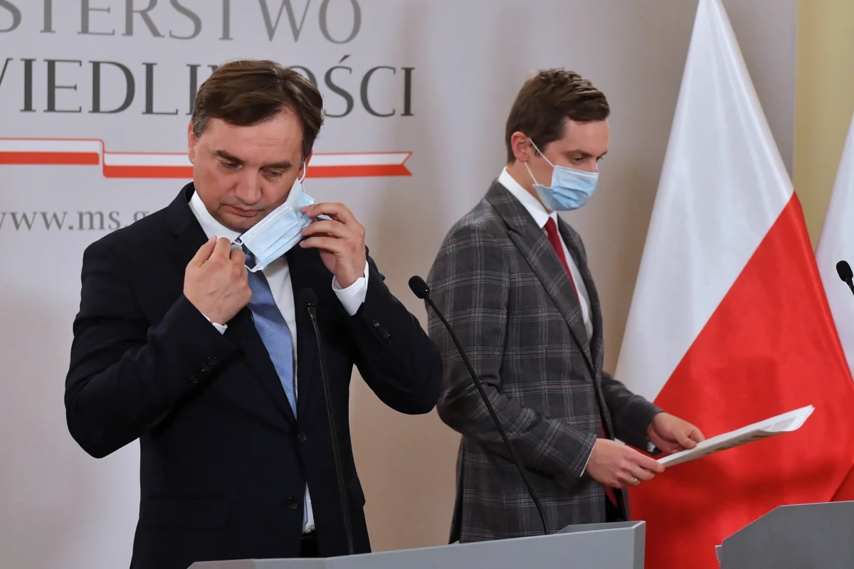 Konstytucja i normalność zwycięża nad próbą politycznego wykorzystywania agend unijnych do ingerowania w sprawy wewnętrzne państw członkowskich - tak minister sprawiedliwości Zbigniew Ziobro skomentował środowy wyrok TK ws. środków tymczasowych TSUE. TK orzekł, że przepis traktatu unijnego, na podstawie którego Trybunał Sprawiedliwości UE zobowiązuje państwa członkowskie do stosowania środków tymczasowych ws. sądownictwa, jest niezgodny z polską konstytucją. 
