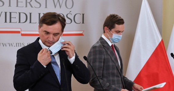 Konstytucja i normalność zwycięża nad próbą politycznego wykorzystywania agend unijnych do ingerowania w sprawy wewnętrzne państw członkowskich - tak minister sprawiedliwości Zbigniew Ziobro skomentował środowy wyrok TK ws. środków tymczasowych TSUE. TK orzekł, że przepis traktatu unijnego, na podstawie którego Trybunał Sprawiedliwości UE zobowiązuje państwa członkowskie do stosowania środków tymczasowych ws. sądownictwa, jest niezgodny z polską konstytucją. 