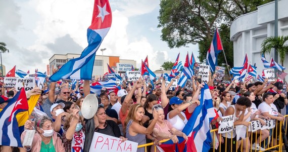 Prawie 190 działaczy antyreżimowych oraz kilku dziennikarzy uczestniczących w protestach, które wybuchły w niedzielę na Kubie, uznaje się za zaginionych - podały w środę niezależne kubańskie media.