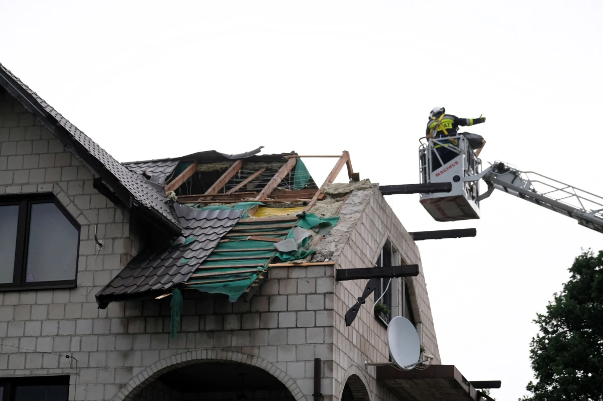 Gwałtowne burze od kilkunastu godzin przechodzą nad całą Polską. Do godziny 6 Państwowa Straż Pożarna odnotowała 5411 interwencji. Ewakuowano 49 obozów harcerskich, z czego 7 operacyjnie - przekazał w czwartek rano Grzegorz Świszcz z Rządowego Centrum Bezpieczeństwa. Strażacy cały czas walczą z usuwaniem zniszczeń, jakie poczynił przez noc żywioł. Najgorsza sytuacja jest w Śląskiem, Łódzkiem, na Mazowszu i w północnej częścią kraju. Prądu pozbawionych jest 215 323 odbiorców.