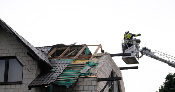 Gwałtowne burze od kilkunastu godzin przechodzą nad całą Polską. Do godziny 6 Państwowa Straż Pożarna odnotowała 5411 interwencji. Ewakuowano 49 obozów harcerskich, z czego 7 operacyjnie - przekazał w czwartek rano Grzegorz Świszcz z Rządowego Centrum Bezpieczeństwa. Strażacy cały czas walczą z usuwaniem zniszczeń, jakie poczynił przez noc żywioł. Najgorsza sytuacja jest w Śląskiem, Łódzkiem, na Mazowszu i w północnej częścią kraju. Prądu pozbawionych jest 215 323 odbiorców.