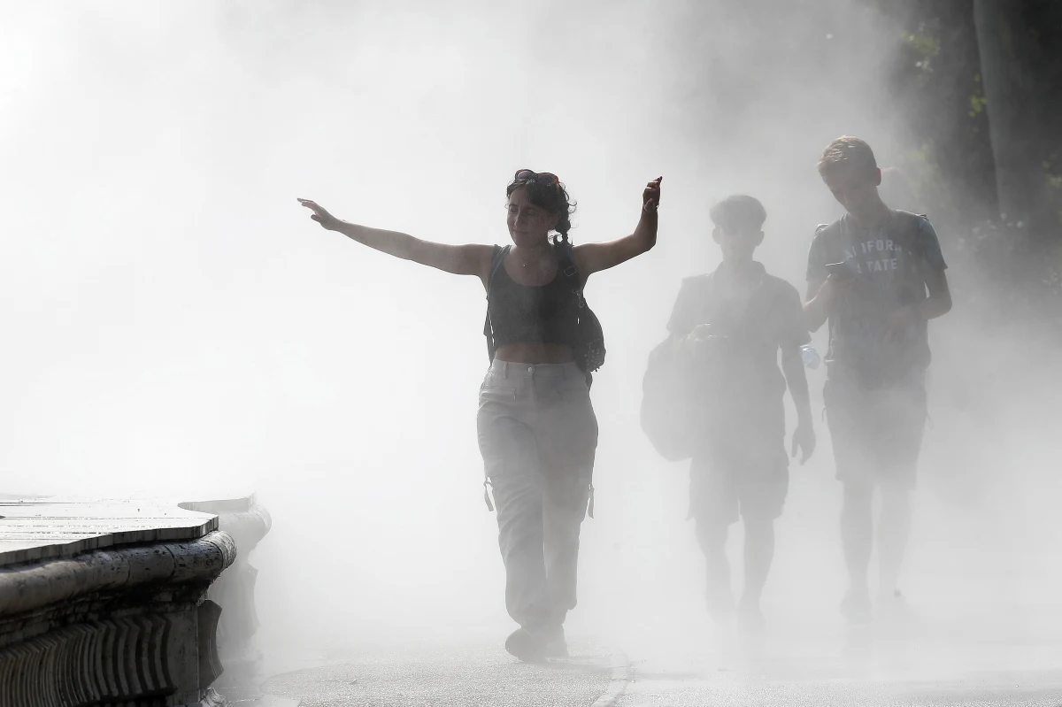 Dziś, 15 lipca, większość regionów Polski objęta jest pogodowymi alertami. Synoptycy ostrzegają przede wszystkim przed upałami, a także przed burzami i ulewami. We wschodniej połowie kraju mogą pojawić się trąby powietrzne. Miejscami porywy wiatru osiągać tam będą do 110 km/h. Spaść też może duży grad. 