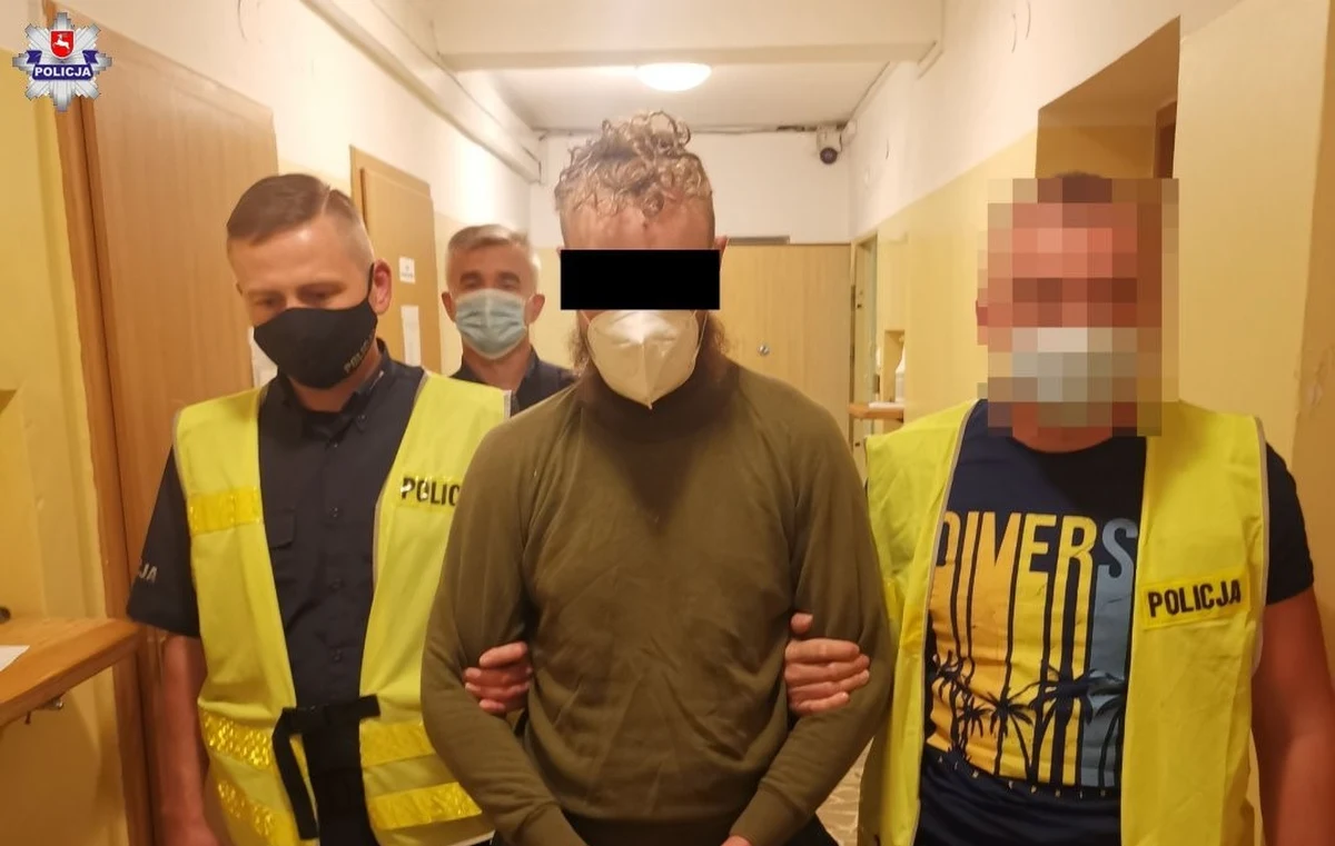 Sąd Rejonowy w Lubartowie tymczasowo aresztował na trzy miesiące 37-letniego Pawła B. Mężczyzna jest podejrzany o zabójstwo byłej żony na ulicy w centrum Lubartowa. Kobieta zmarła na miejscu od ciosów nożem. Za zarzucany czyn grozi kara dożywotniego więzienia.