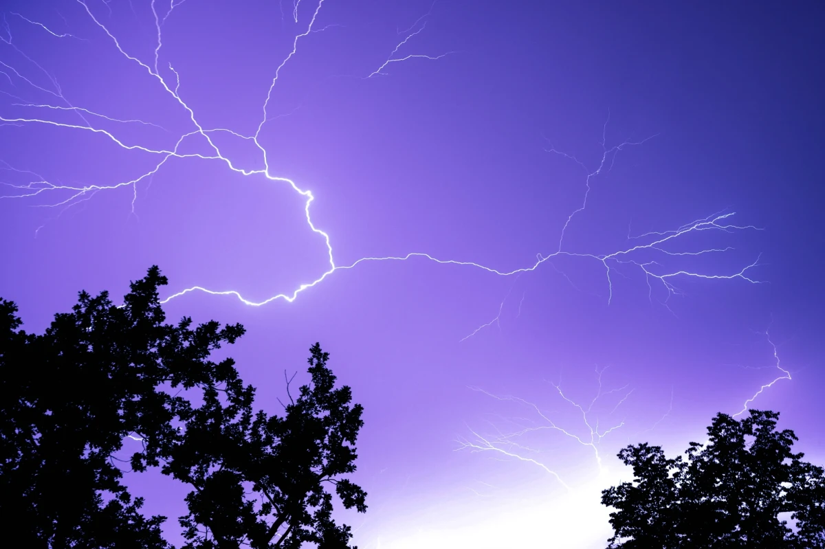 Cała Polska objęta jest już pogodowymi alertami. Wszyscy musimy liczyć się z pojawieniem się burz, najczęściej z gradem, czasem towarzyszących ulewom. Dla 10 regionów IMGW wydał również alerty ostrzegające o upale.