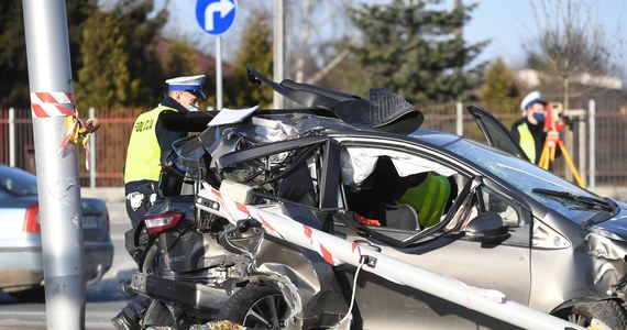 Premier Mateusz Morawiecki wraca do tematu zaostrzenia kar za wykroczenia drogowe. „Samochód nie może być śmiercionośną bronią w rękach skrajnie nieodpowiedzialnych ludzi, a jeśli pod wpływem alkoholu to bandytów za kierownicą; nie będzie żadnej pobłażliwości dla bandytów jadących pod wpływem alkoholu, kary zostaną znacząco podniesione” -  oświadczył szef rządu. Jedną z nowych kar ma być możliwość skonfiskowania samochodu.