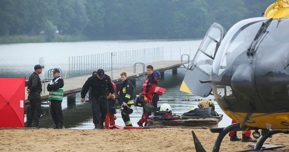 Nie udało się uratować 2,5-letniego dziecka, którego ciało zauważone zostało na powierzchni jeziora Szperek w wielkopolskim Antoninie. Do tragedii doszło na terenie jednego z ośrodków wypoczynkowych.