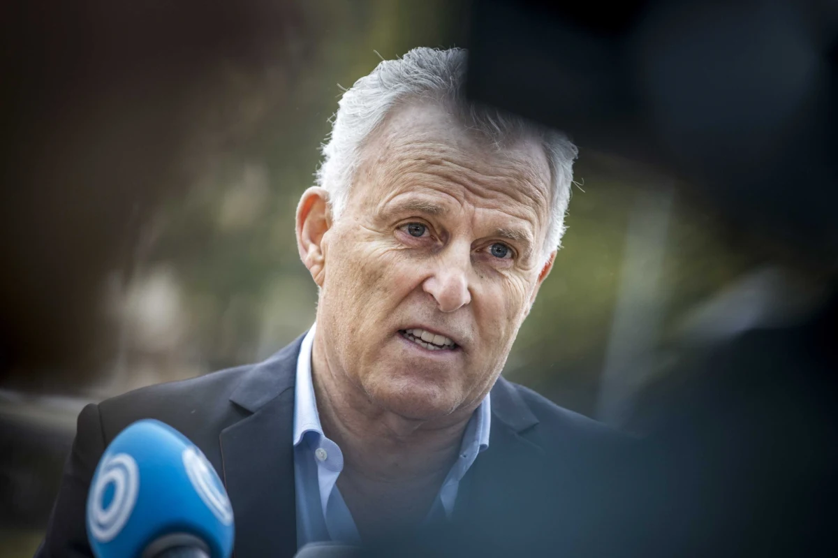 Zmarł Peter R. de Vries. Znany holenderski dziennikarz śledczy został postrzelony w ubiegłym tygodniu po wyjściu ze studia telewizji RTL4 w Amsterdamie. Zmarł w szpitalu w wieku 64 lat. 