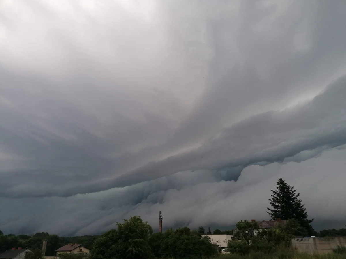 Przed nami kolejne niespokojne godziny w pogodzie. Jak ostrzega IMGW, po południu i wieczorem burze możliwe są w całym kraju. Ponadto czeka nas upalna noc, szczególnie na wschodzie. W naszym artykule sprawdzisz, gdzie w tej chwili są burze, gdzie grzmi. Mapy pogodowe aktualizowane są na bieżąco.