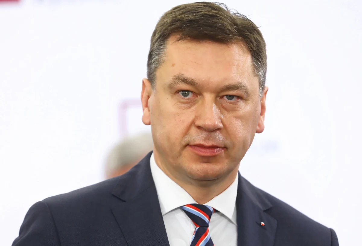 ​Marek Martynowski ponownie będzie przewodniczącym senackiego klubu Prawa i Sprawiedliwości. Senator zrezygnował ze swojego stanowiska tydzień temu, tłumacząc to swoim niezadowoleniem z decyzji, że Krzysztof Sobolewski - którego Martynowski nazwał "twarzą nepotyzmu" - został sekretarzem generalnym PiS. W rozmowie z Interią senator powiedział, że rozmawiał z prezesem i sprawa Sobolewskiego "zostanie załatwiona już wkrótce".