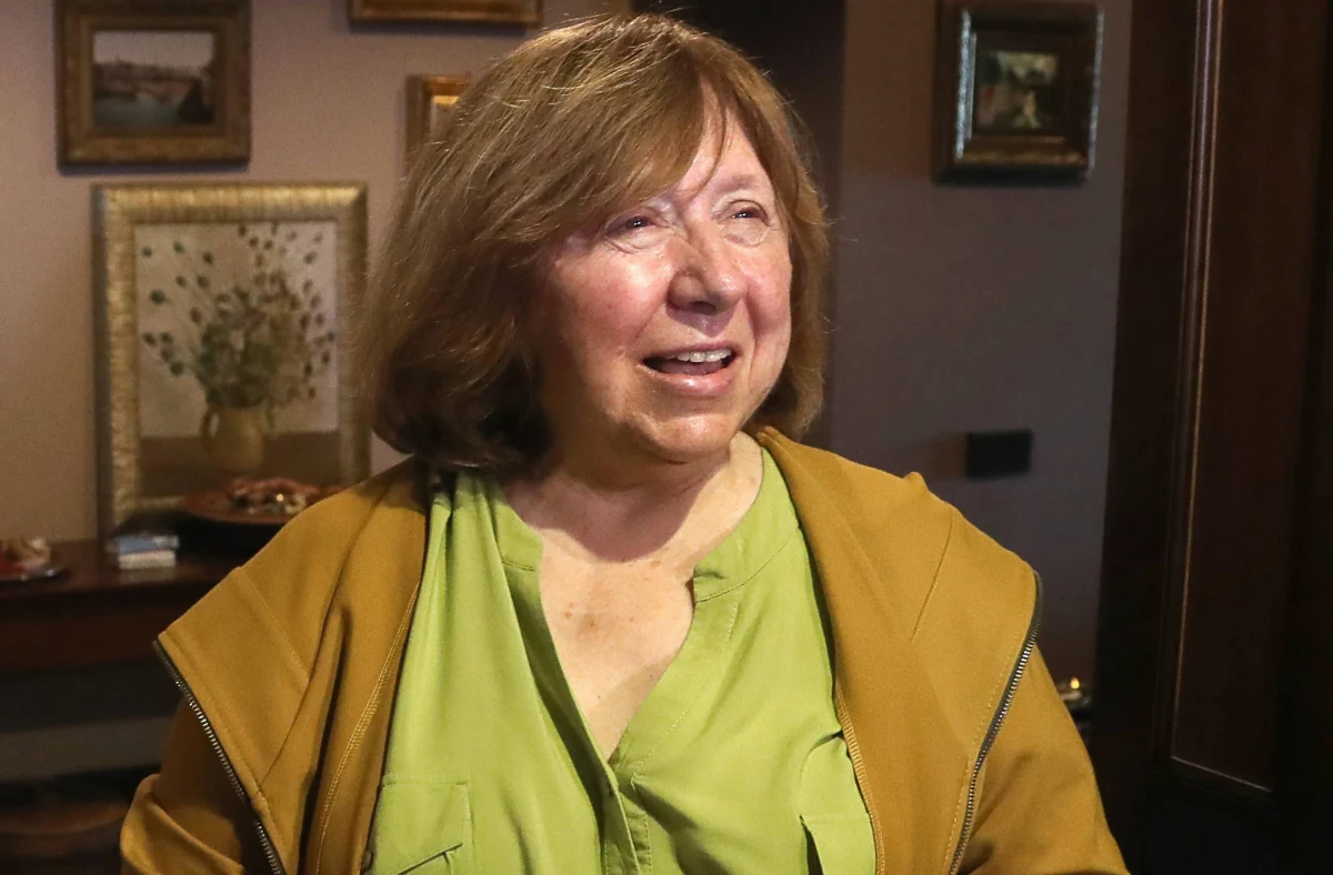 ​Incydent na lotnisku w Berlinie z udziałem noblistki. W środę wieczorem Swietłana Aleksijewicz została zatrzymana, gdyż podejrzewano, że w bagażu podręcznym może mieć niebezpieczny przedmiot. Białoruska pisarka leciała do Wrocławia - w wyniku przeszukania nie zdążyła na samolot.