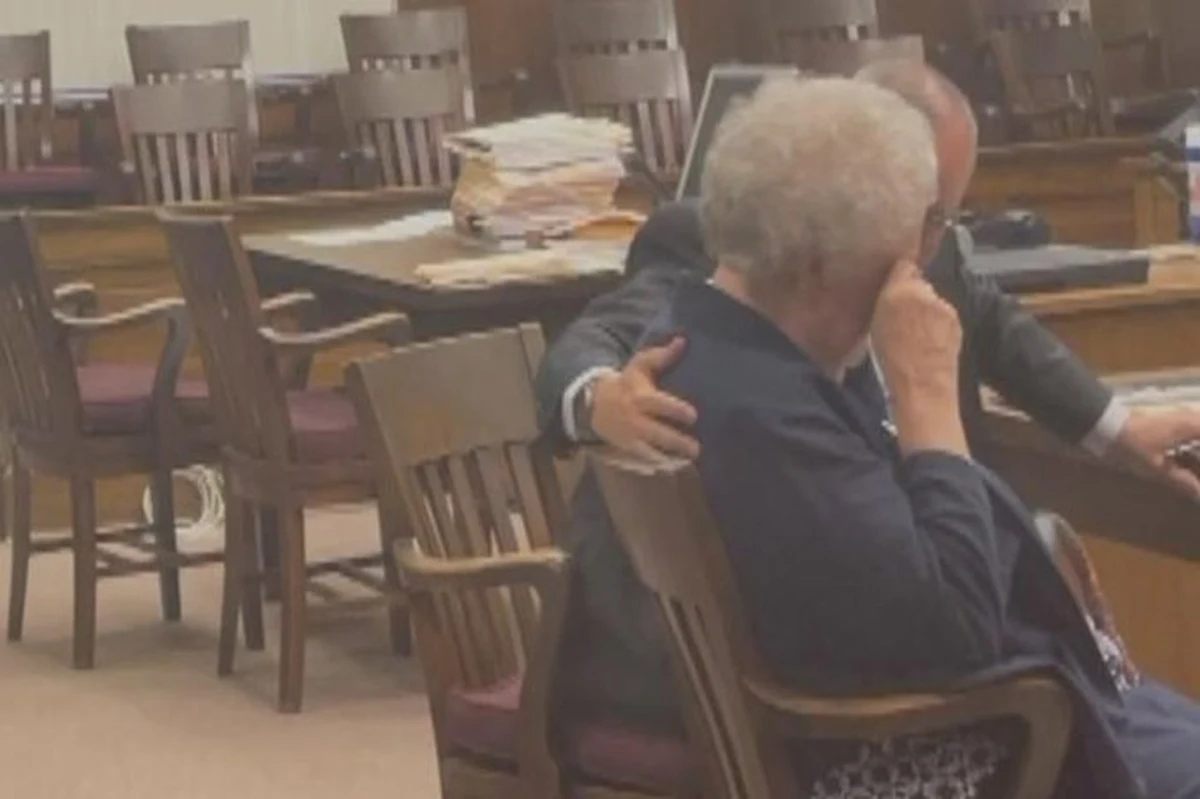 80-letnia Lavetta Longdon zastrzeliła swojego męża po 50 latach wspólnego życia. Sąd uznał to za zbrodnię popełnioną z zimną krwią i skazał ją na maksimum 10 lat więzienia. Kobieta przyznała, że oddała do śpiącego małżonka dwa strzały. Opowiedziała o tym, jak spędziła pół wieku u boku mężczyzny, który był "potworem". 