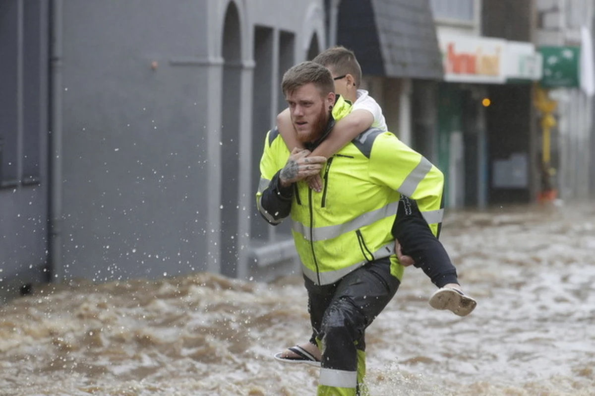 Ponad 60 polskich dzieci przebywa w odciętym od świata przez powódź ośrodku wczasowym Polskiej Macierzy Szkolnej w Comblain-la-Tour na wschodzie Belgii. Wszystkie drogi dojazdowe są zalane. Organizatorzy kolonii czekają na ewakuację - ma ona zostać przeprowadzona w piątek. 