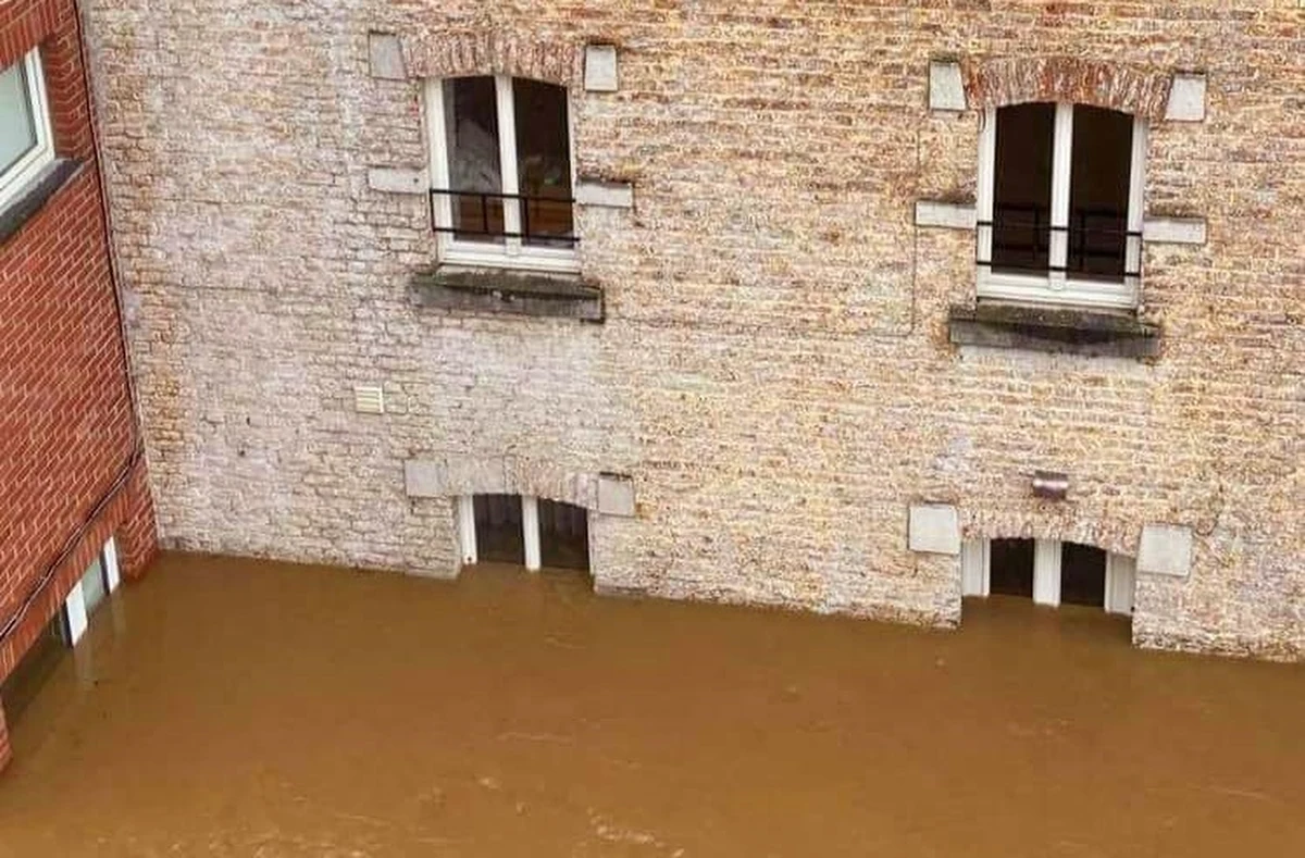 64 polskich dzieci i ich opiekunowie zostali ewakuowani z odciętego od świata przez powódź ośrodka wczasowego Polskiej Macierzy Szkolnej w Comblain-la-Tour na wschodzie Belgii. Ewakuację przeprowadziło na specjalnych łodziach pontonowych belgijskie wojsko.