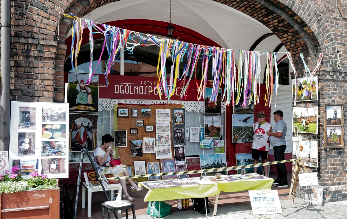Po roku przerwy zapraszamy do Nikiszowca na ODPUST U BABCI ANNY, który na stałe wpisał się w kalendarz Miasta Katowice i całego regionu. Odpust to letnia edycja Jarmarku Na Nikiszu, jednego z najbardziej klimatycznych jarmarków w Polsce. Wydarzenie nawiązuje do święta patronki kościoła w Nikiszowcu. Jest jednak przede wszystkim świętem całej społeczności dzielnicy, jednym z symboli udanej zmiany rewitalizacyjnej. Odpust organizowany jest przez Stowarzyszenie Fabryka Inicjatyw Lokalnych we współpracy z Miastem Katowice. Znakiem rozpoznawczym Odpustu i Jarmarku Na Nikiszu jest wysokiej jakości unikalne rękodzieło.