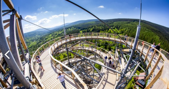 Ma 62 metry wysokości. Sky Walk w Świeradowie-Zdroju na Dolnym Śląsku to najwyższa wieża widokowa w Polsce. Ze szczytu roztacza się widok na zabudowę uzdrowiska oraz piękne Góry Izerskie.