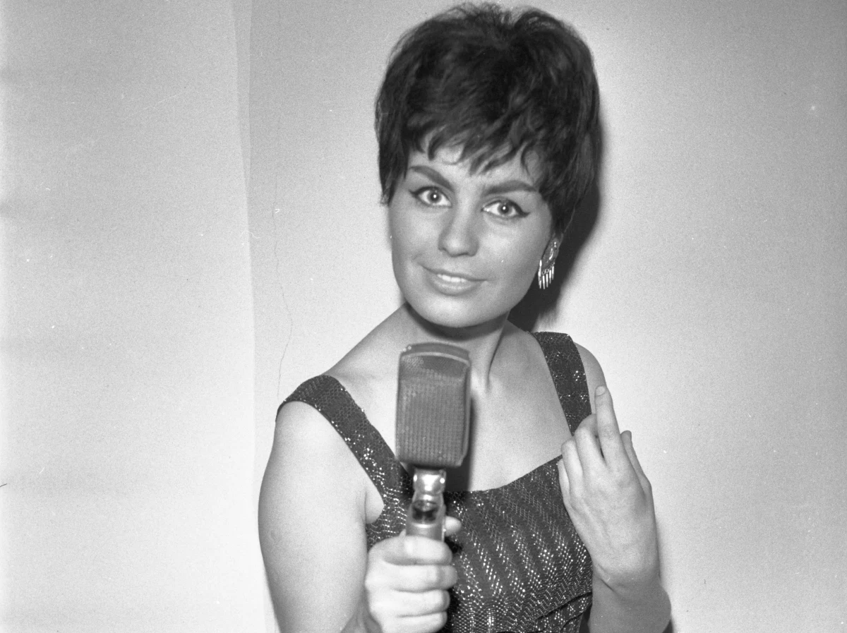 Krystyna Konarska, słynna piosenkarka, aktorka i legenda polskiej estrady nie żyje. Była znana m.in. z występów na festiwalu w Opolu, a także roli w firmie "Pingwin". Informację o śmierci artystki przekazał jej fanklub.