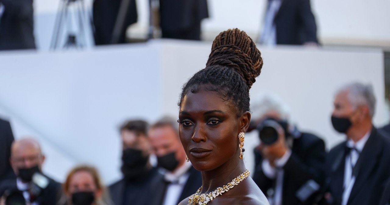 Joshua Jackson i jego żona Jodie Turner-Smith w kwietniu powitali na świecie swoje pierwsze dziecko. W najnowszym wywiadzie aktor wyjaśnił, dlaczego zdecydowali się na domowy poród. Ich główną motywacją był strach przed tym, że spotka ich dyskryminacja ze strony pracowników szpitala. "Amerykański system medyczny ma na koncie potworne zaniedbania w kontekście opieki nad czarnoskórymi kobietami" - stwierdził Jackson.