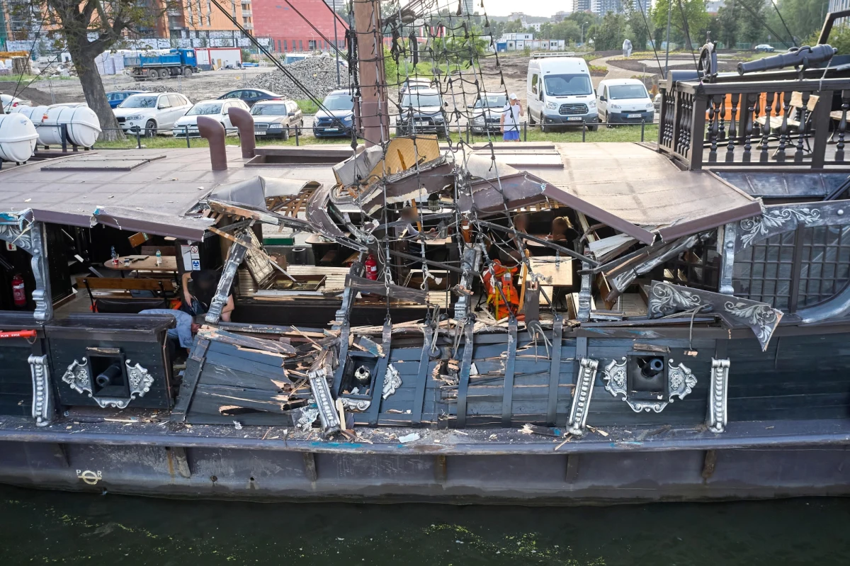 Zarzut "sprowadzenia katastrofy w ruchu wodnym, zagrażającej życiu lub zdrowiu wielu osób albo mieniu w wielkich rozmiarach" usłyszał sternik statku Czarna Perła po środowej kolizji z pogłębiarką na Motławie. Zakończyło się jego przesłuchanie w prokuraturze. 
