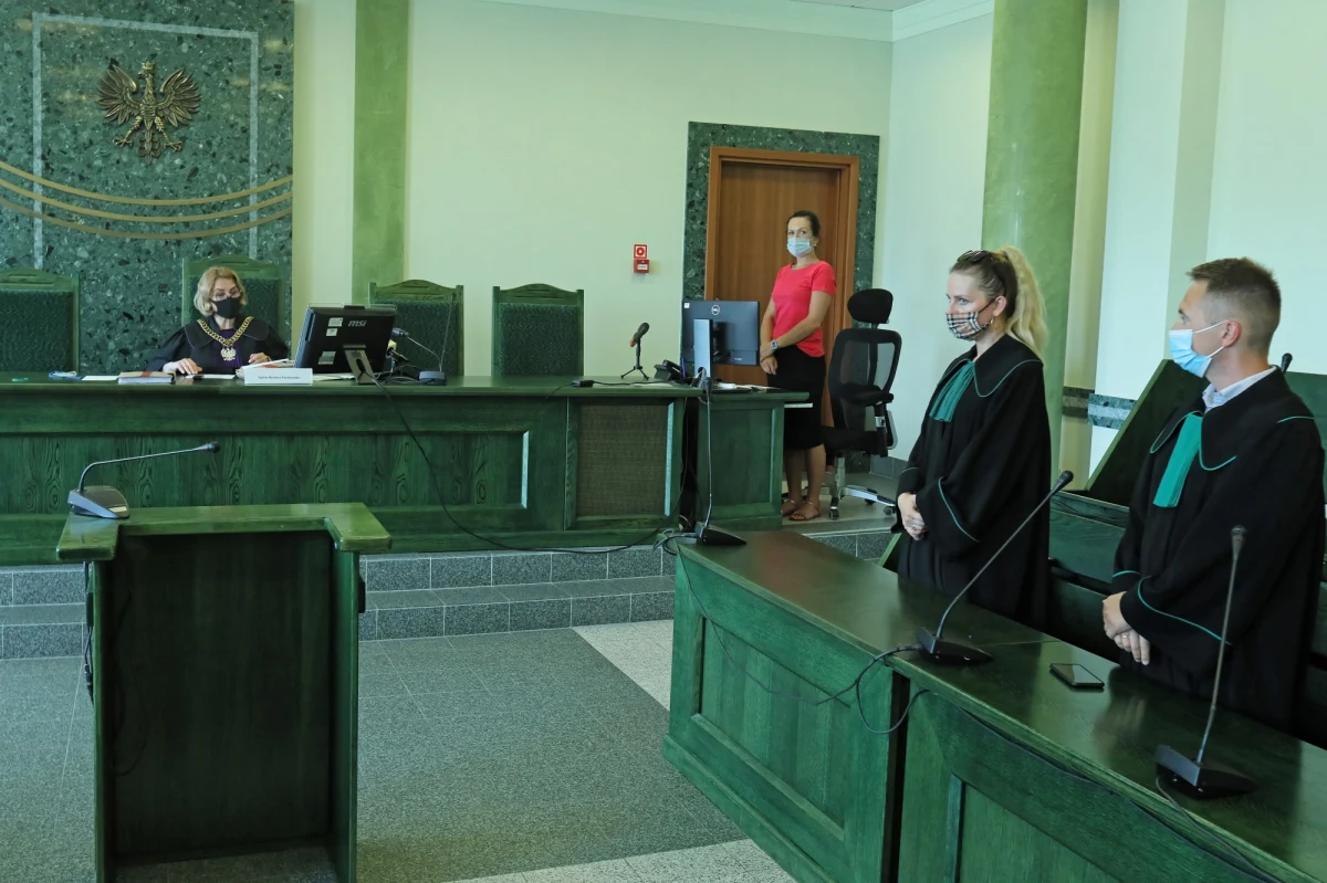 6 lat więzienia, a także dożywotni zakaz prowadzenia auta dla 44-latka oskarżonego o potrącenie po spożyciu alkoholu dwóch osób na przejściu dla pieszych i ucieczkę z tego miejsca - orzekł w piątek Sąd Rejonowy w Białymstoku. Wyrok nie jest prawomocny.