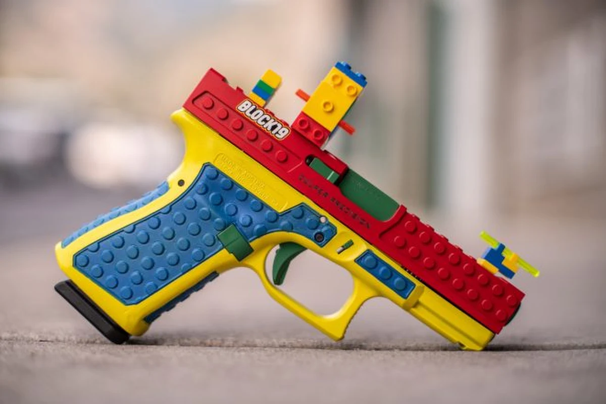 Amerykański firma Culper Precision wyprodukowała pistolet, który wygląda, jakby był zrobiony z klocków. Ale tylko tak wygląda – to prawdziwa broń. Po proteście Lego, duńskiego giganta na rynku zabawkarskim, firma z USA wycofała swój produkt z oferty sprzedażowej.