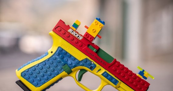 Amerykański firma Culper Precision wyprodukowała pistolet, który wygląda, jakby był zrobiony z klocków. Ale tylko tak wygląda – to prawdziwa broń. Po proteście Lego, duńskiego giganta na rynku zabawkarskim, firma z USA wycofała swój produkt z oferty sprzedażowej.