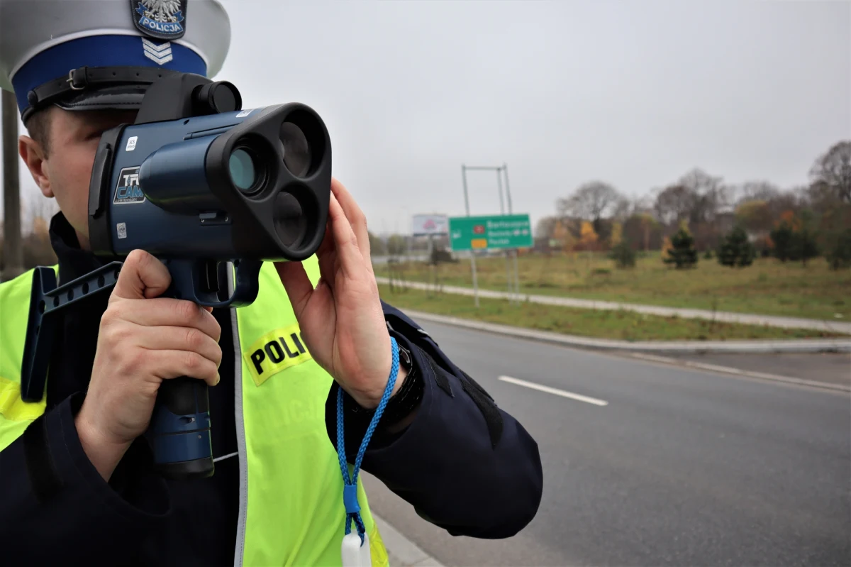W przyszłym tygodniu rząd przyjmie pakiet przepisów, który zaostrza kary za niebezpieczną jazdę i prowadzenie samochodu pod wpływem alkoholu. Jak dowiedział się reporter RMF FM Grzegorz Kwolek, przepisy trafią do Sejmu najpóźniej na początku sierpnia. Ubezpieczyciele chwalą pomysł podniesienia składek OC dla piratów, ale zwracają uwagę na sposób wprowadzenia tego mechanizmu poprawy bezpieczeństwa jazdy.