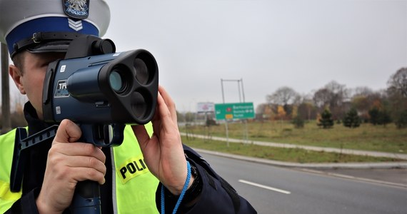 W przyszłym tygodniu rząd przyjmie pakiet przepisów, który zaostrza kary za niebezpieczną jazdę i prowadzenie samochodu pod wpływem alkoholu. Jak dowiedział się reporter RMF FM Grzegorz Kwolek, przepisy trafią do Sejmu najpóźniej na początku sierpnia. Ubezpieczyciele chwalą pomysł podniesienia składek OC dla piratów, ale zwracają uwagę na sposób wprowadzenia tego mechanizmu poprawy bezpieczeństwa jazdy.