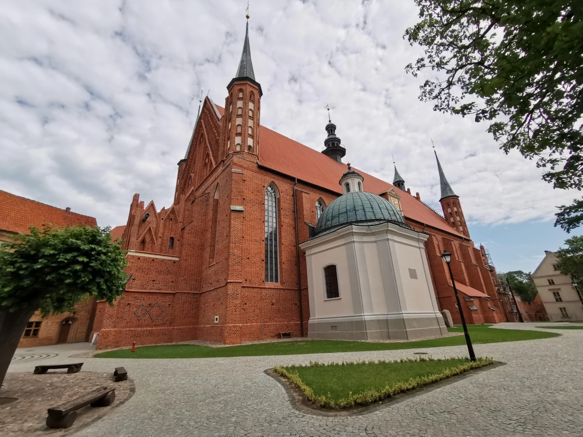 Szlak kopernikowski wiedzie przez trzy województwa - warmińsko-mazurskie, pomorskie i kujawsko-pomorskie. To prawie 380 kilometrów pasjonującej podróży śladami wielkich odkryć, które na zawsze zmieniły postrzeganie wszechświata. Na Warmii Kopernik spędził 40 lat swojego życia, pełniąc funkcję kanonika kapituły warmińskiej, a niezależnie od tego obserwował niebo, pracował nad teorią heliocentryczną i spisywał swoje dzieło. W kolejną sobotę wakacji - w naszym cyklu znów odkrywamy dla Was fascynującą trasę!