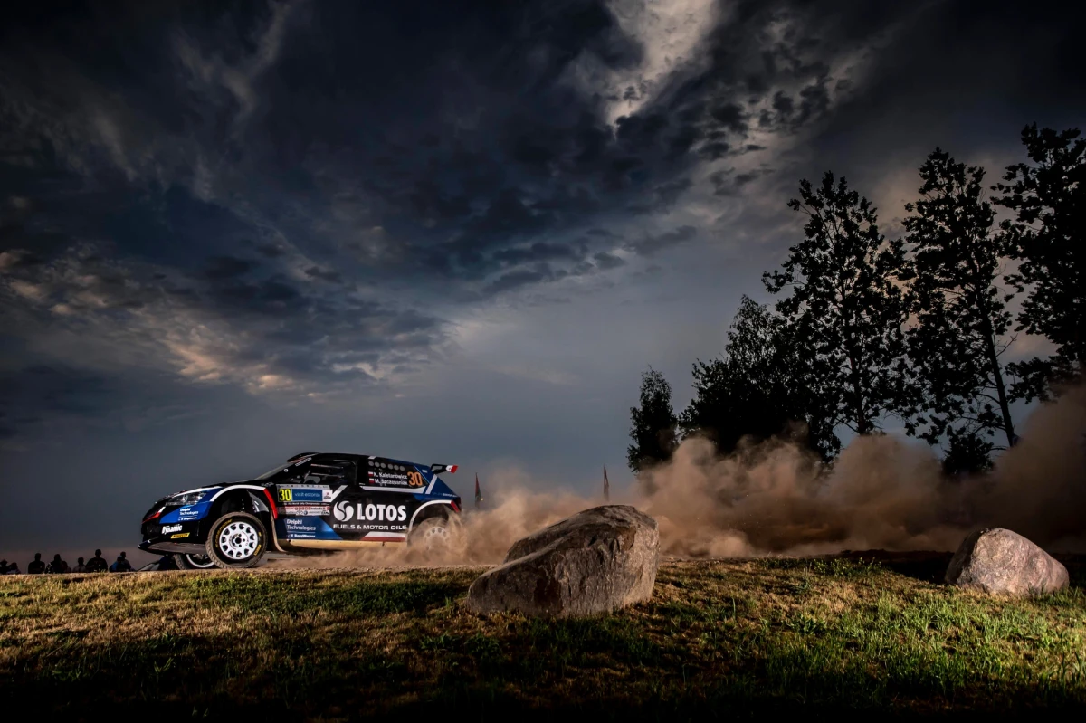 Fin Kalle Rovanpera (Toyota Yaris WRC) prowadzi po pierwszym etapie w Rajdzie Estonii, siódmej rundzie mistrzostw świata. W piątek wygrał pięć z ośmiu rozegranych odcinków specjalnych.