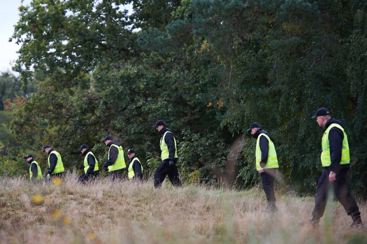 2990 osób jest aktualnie w Polsce – według danych przekazanych nam przez Komendę Główną Policji - uznawanych za zaginione. W tym gronie są osoby, które zaginęły niedawno, ale i takie których losu nie udało się ustalić po upływie roku od momentu ich zniknięcia. Przygniatającą większość spraw z kilkunastu tysięcy zaginięć notowanych rocznie w Polsce udaje się szybko rozwiązać. Są jednak i takie, które zagadkowe pozostają przez lata, a nawet dekady. W nocy z 16 na 17 lipca przypadała kolejna rocznica zaginięcia Iwony Wieczorek. To najgłośniejsza tego typu sprawa w Polsce. Wiele innych, niemniej dramatycznych, to niemal nieznane historie. 