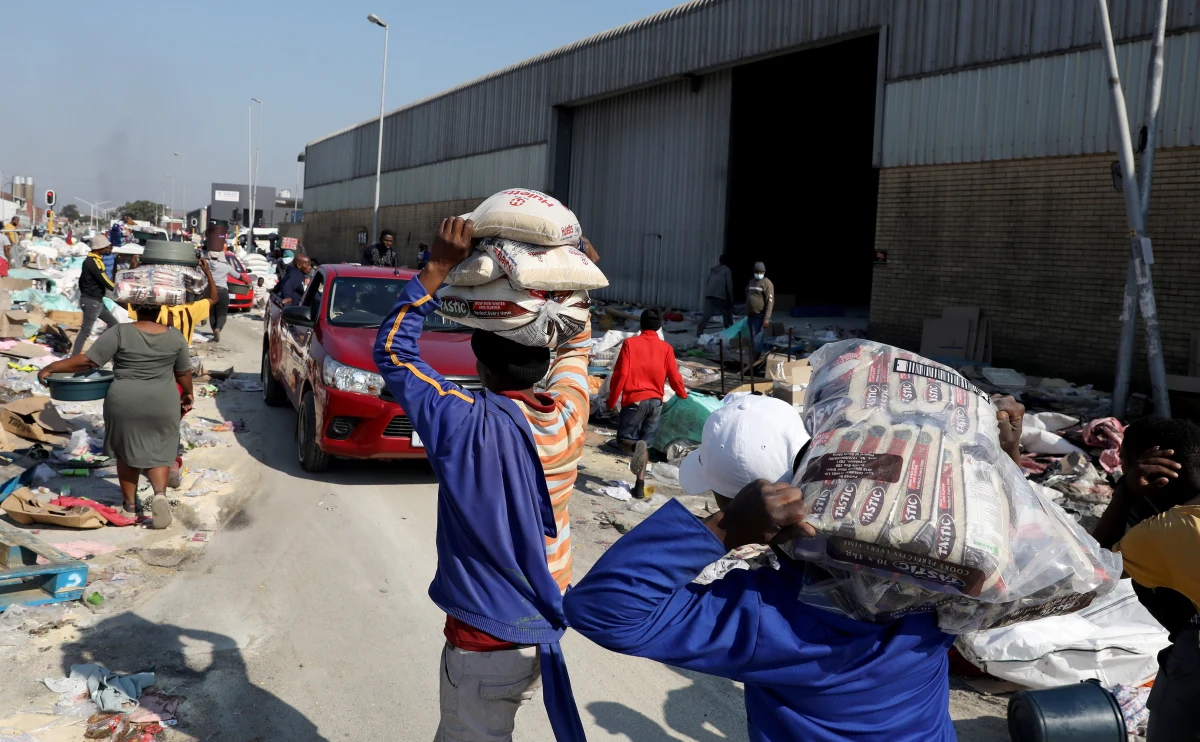 ​W fali przemocy, która w ostatnich dniach ogarnęła dwie prowincje na zachodzie RPA, zginęło co najmniej 212 osób - poinformował w piątek rząd. Dodano, że sytuacja na wszystkich dotkniętych niepokojami obszarach stopniowo powraca do normalności i jest "w pełni stabilna".