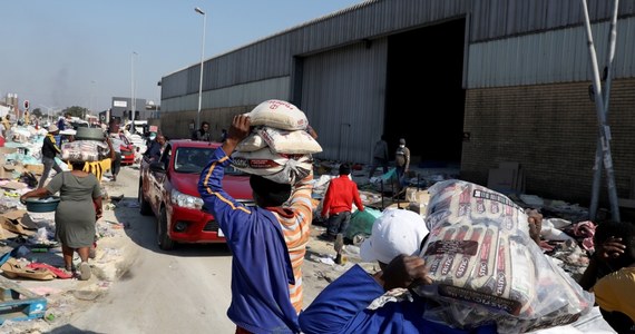 ​W fali przemocy, która w ostatnich dniach ogarnęła dwie prowincje na zachodzie RPA, zginęło co najmniej 212 osób - poinformował w piątek rząd. Dodano, że sytuacja na wszystkich dotkniętych niepokojami obszarach stopniowo powraca do normalności i jest "w pełni stabilna".