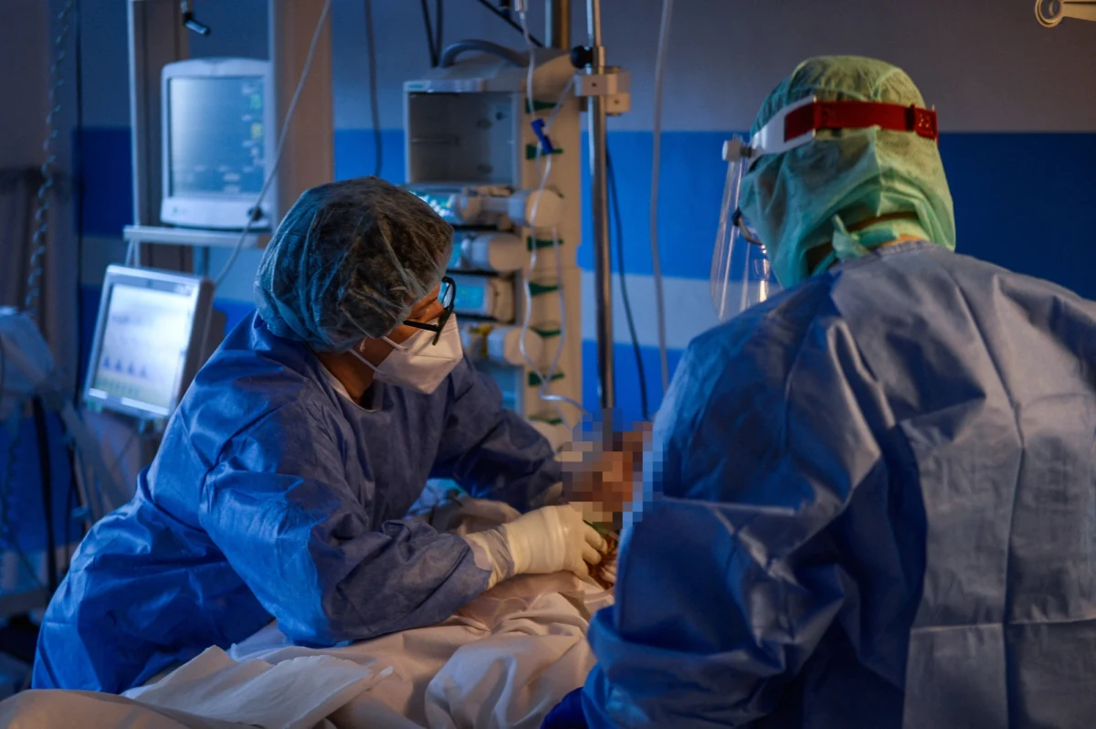 Minionej doby w Polsce wykryto 114 zakażeń koronawirusem. To najwięcej nowych przypadków od 29 czerwca. 7 chorujących zmarło. Łącznie od początku pandemii w naszym kraju odnotowano 2 881 355 przypadków zakażeń i 75 212 zgonów. 