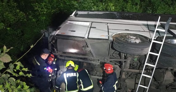 ​W wypadku z udziałem autobusu jadącego z Kijowa do Wrocławia, do jakiego doszło nad ranem w sobotę w obwodzie rówieńskim na Ukrainie, rannych zostało 17 osób. Stan czterech pasażerów jest ciężki; dwie osoby już przeszły operację - pisze "Ukrajinśka prawda".