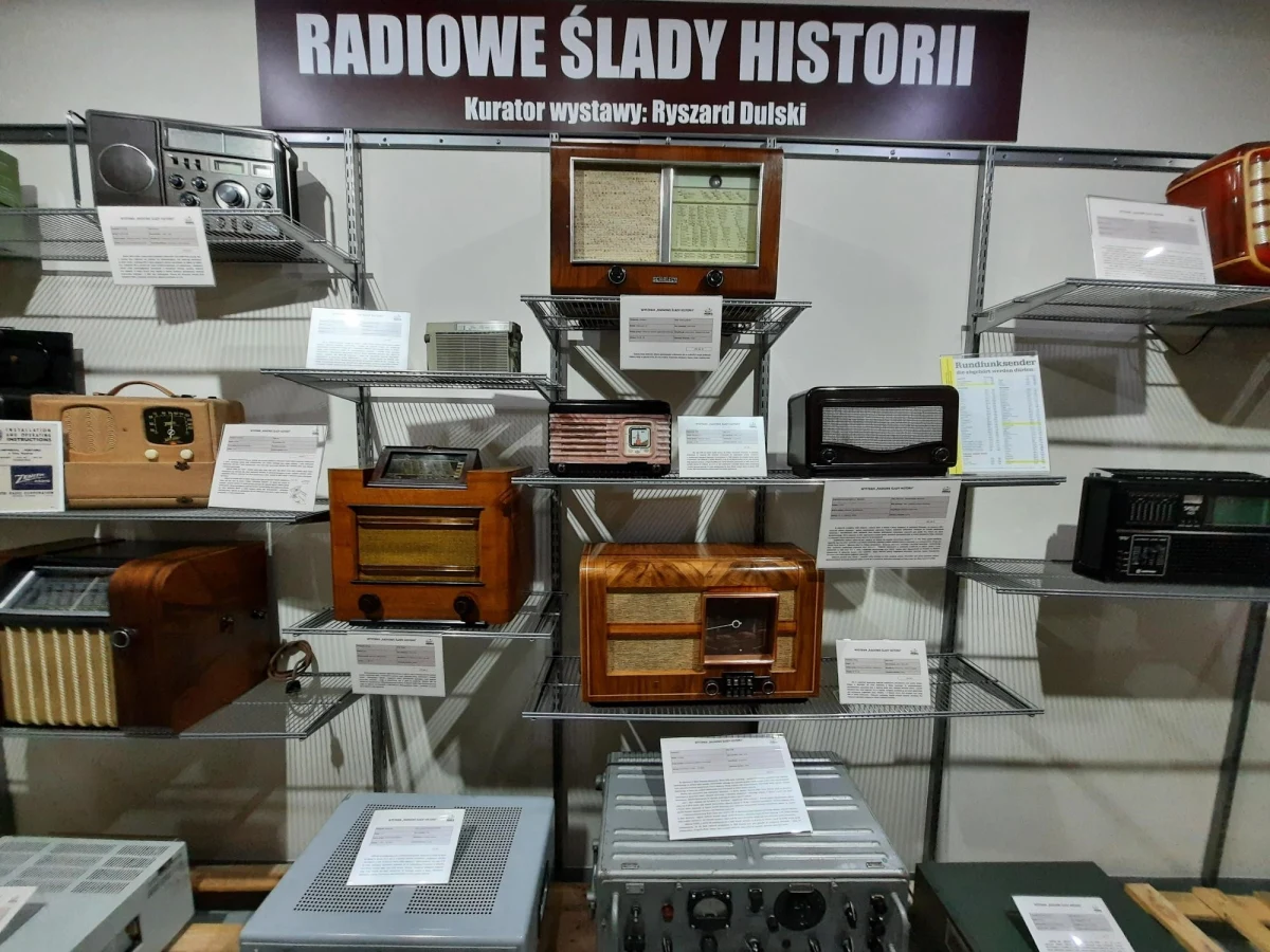 W Dobczycach w Małopolsce otwarto dziś niezwykłą wystawę poświęconą historii radiofonii. Jej kuratorem jest miłośnik radia Ryszard Dulski, szef służby łączności GOPR w latach 80., projektant sieci łączności w Tatrach. Przedstawia on tam głównie prywatną kolekcję.