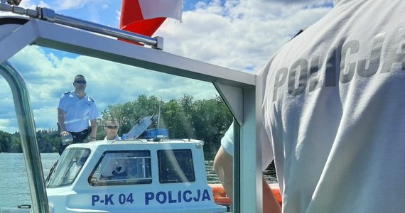 ​Wskutek załamania pogody i wysokich fal w czwartek wypoczywający na Jeziorze Solińskim w Bieszczadach nie mogli dotrzeć bezpiecznie do brzegu. Pomogli im policjanci patrolu wodnego. Nikomu nic się nie stało, ale w czasie akcji jeden z funkcjonariuszy wpadł do wody.