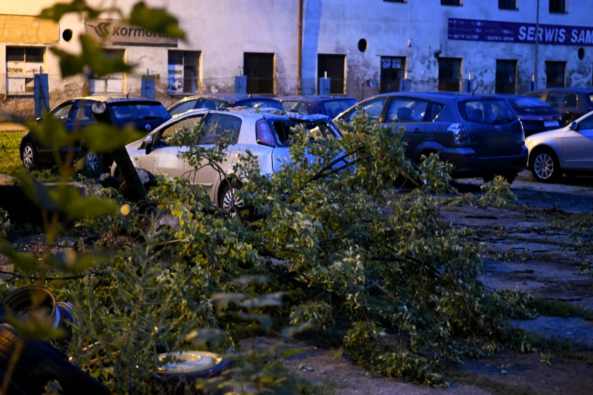 Instytut Meteorologii i Gospodarki Wodnej wydał ostrzeżenie trzeciego, najwyższego stopnia, dla woj. podlaskiego, wschodniej części woj. warmińsko-mazurskiego i dla powiatu tatrzańskiego. Na pozostałym obszarze, z wyjątkiem woj. zachodniopomorskiego i wschodniej części woj. podkarpackiego, wydano alerty pierwszego i drugiego stopnia. Jak podaje IMGW, w rejonie Terespola zaobserwowano trąbę powietrzną.