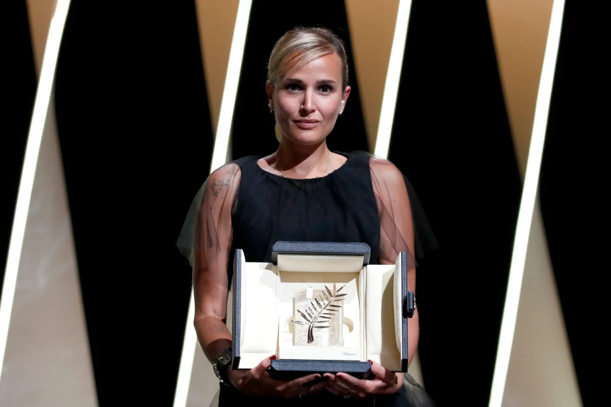 "Titane" Julii Ducournau otrzymał Złotą Palmę 74. Międzynarodowego Festiwalu Filmowego w Cannes. Grand Prix festiwalu doceniono ex aequo Asghara Farhadiego za "A Hero" i Juho Kuosmanena za "Compartment No. 6".