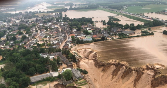 Liczba ofiar śmiertelnych powodzi, jakie nawiedziły zachodnią część Niemiec, wzrosła do 156 - poinformowała rano policja. Rannych jest 670 osób. W Erftstadt-Blessem w wyniku ulewnych deszczy powstało ogromne osuwisko. Na terenie całej zachodniej Europy z kolei na skutek ulew i powodzi życie straciły co najmniej 183 osoby - pisze agencja AFP. 