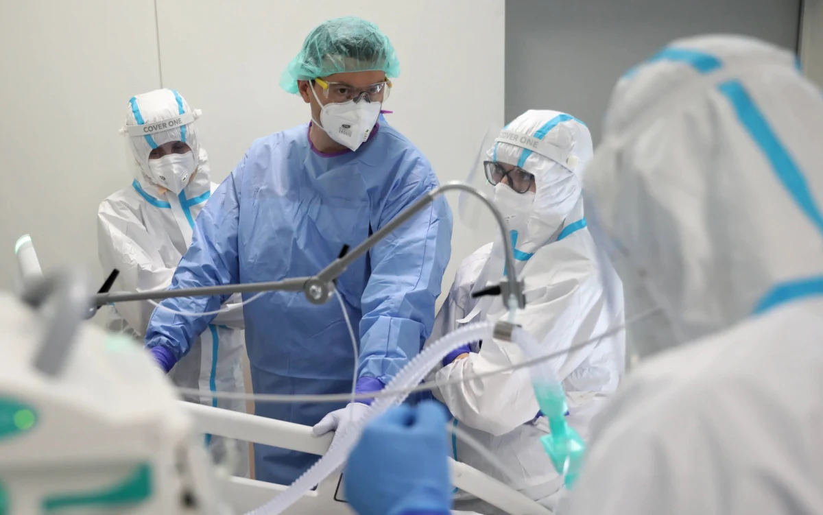 69 nowych zakażeń koronawirusem i 3 zgony osób chorujących na Covid-19 odnotowano minionej doby w Polsce. Od początku trwania pandemii w naszym kraju, czyli od marca 2020 roku, odnotowano 2 881 424 zakażeń SARS-CoV-2. 75 215 zakażonych zmarło. 