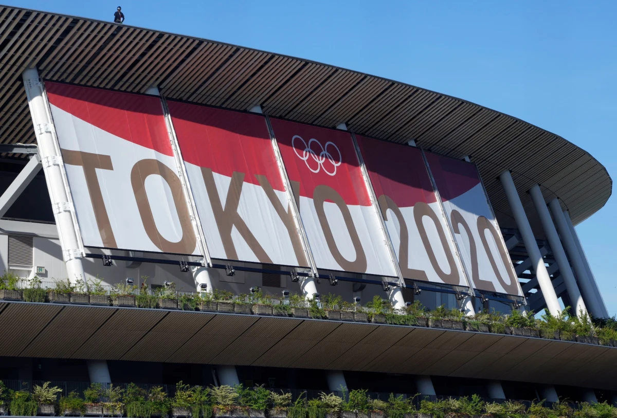 Pierwsze dwa zakażenia koronawirusem stwierdzono wśród sportowców, którzy już przybyli do wioski olimpijskiej w Tokio. W niedzielę potwierdzono Covid-19 u łącznie 10 osób związanych z rozpoczynającymi się w piątek igrzyskami.